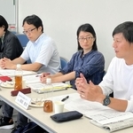 意見を交わす（左から）高森順子阪神大震災を記録しつづける会事務局長、中野元太京都大防災研究所准教授、飛田敦子コミュニティ・サポートセンター神戸事務局長、頼政良太被災地ＮＧＯ恊働センター代表＝神戸新聞社（撮影・小林由佳）