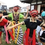 インドネシアの仮面舞踊を披露する踊り手たち＝神戸市長田区西尻池町４、高福寺