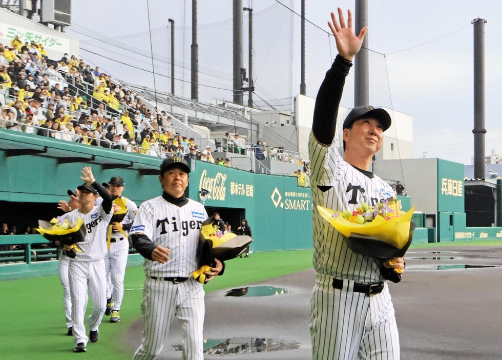 タイガースが優勝報告会 西宮、尼崎会場にファンら6000人 「来季も