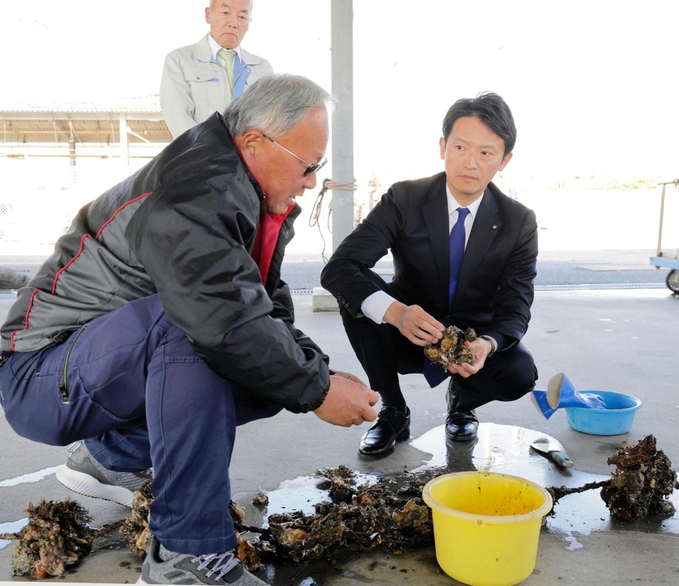 養殖カキ大量死、斎藤知事が赤穂市漁協を視察 「資金繰りは補正予算で