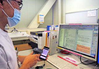 スマホの２次元コードを読み取ると、説明内容や患者の反応が即座に電子カルテに入力される（内容はダミー）＝西宮市武庫川町、兵庫医科大学病院