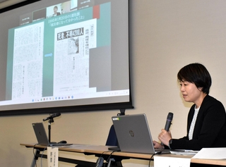 震災報道について語る神戸新聞社の中島摩子・阪神総局デスク兼編集局編集委員＝１日午後、横浜市中区