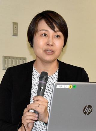 震災報道について語る神戸新聞社の中島摩子・阪神総局デスク兼編集局編集委員＝１日午後、横浜市中区