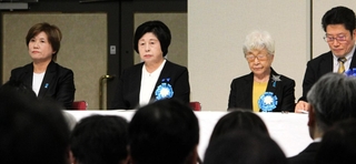 拉致解決を求める国民大集会に、家族会として初めて参加した北谷昌子さん（左端）＝東京都千代田区