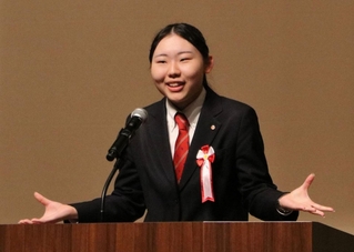 身ぶりを交えて熱弁を振るう高校生＝明石市中崎１