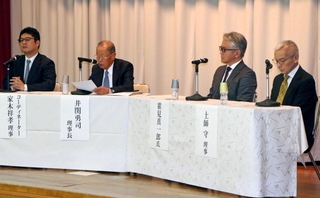 重大少年事件記録が廃棄されていた問題を巡り、記録の意義や活用方法について意見を交わす井関勇司弁護士（左から２人目）ら＝県立のじぎく会館