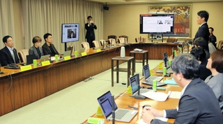 大阪・関西万博での兵庫県の取り組みを検証する企画委員会で、冒頭にあいさつする斎藤元彦知事（右）＝県庁