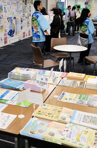 会場内には兵庫県の魅力をアピールする資料が置かれた＝東京・有楽町