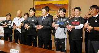 手話で「デフリンピック」を意味するサインをつくる選手と斎藤元彦知事（右から４人目）ら＝兵庫県庁