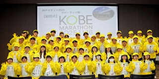 神戸マラソンのマナーアップ隊に任命された葺合高校陸上競技部の生徒たち＝中央区野崎通１、葺合高校