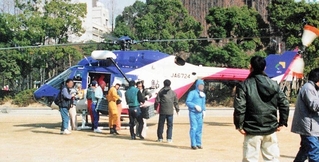 阪神・淡路大震災発生後、東遊園地は救援物資の集配拠点となった＝１９９５年１月１８日、神戸市中央区（市提供、画像の一部を加工しています）