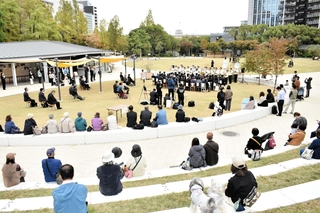 東遊園地の開設１５０年を祝う記念セレモニー。神戸市消防音楽隊によるコンサートもあった＝５日午前、神戸市中央区
