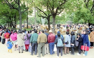 阪神・淡路大震災発生後の東遊園地は救援物資の集配拠点となった＝１９９５年２月６日、神戸市中央区（市提供、画像の一部を加工しています）