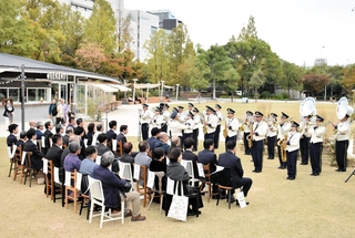東遊園地の開設１５０年の節目を祝う記念セレモニー。市消防音楽隊によるコンサートもあった＝５日午前、神戸市中央区