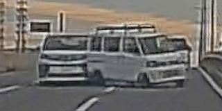 加古川・多重事故の直前、播州大橋の上で前方の車に衝突する乗用車（左）＝４日午後４時半ごろ、ドライブレコーダーの映像から