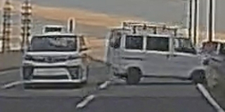 衝突された車は横に飛ばされ、乗用車（左）は直進していく＝４日午後４時半ごろ、ドライブレコーダーの映像から