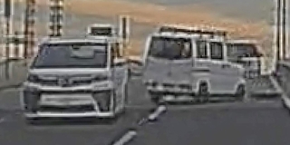 乗用車（左）はスピードを保ったまま進んでいった＝４日午後４時半ごろ、ドライブレコーダーの映像から