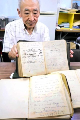 「毎日登山」初期のサインが残るノート＝神戸市灘区王子町２、神戸登山研修所