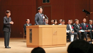 壇上であいさつする斎藤元彦知事＝淡路市志筑新島