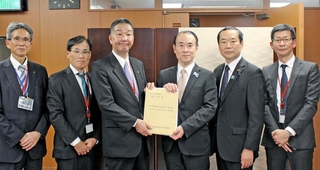 国土交通省の塩見英之国交審議官（右から３人目）に要望書を手渡す仲田一彦三木市長（同４人目）ら＝東京都千代田区