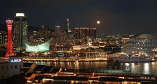 ミナト神戸の夜景に浮かぶ月＝６日午後１７時３４分、神戸市中央区東川崎町１から（撮影・鈴木雅之）