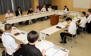 淡路市の中小企業振興条例に基づく官民の協議会。人材確保を巡り、さまざまな課題が話し合われた＝淡路市役所