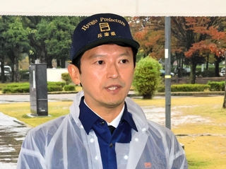 立花孝志容疑者逮捕を受け、記者からの質問に応じる斎藤元彦兵庫県知事＝９日午後、姫路市本町、大手前公園