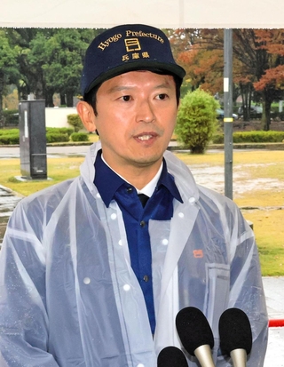 立花孝志容疑者逮捕を受け、記者からの質問に応じる斎藤元彦兵庫県知事＝９日午後、姫路市本町、大手前公園