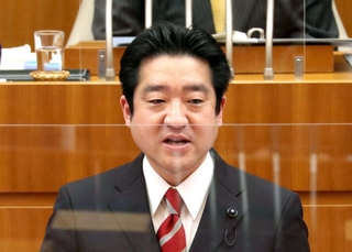 質問するひょうご県民連合の竹内英明議員＝２０２０年１２月、神戸市中央区、兵庫県議会