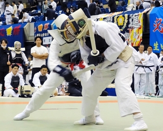 兵庫県警の逮捕術大会で白熱した戦いを繰り広げる選手ら＝グリーンアリーナ神戸