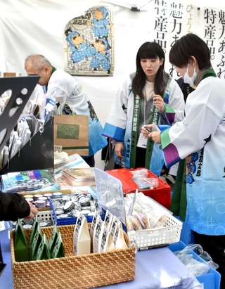 「落第忍者乱太郎」のグッズなどが販売された兵庫県のブース＝東京都豊島区