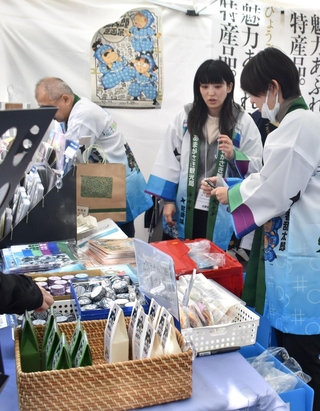 「落第忍者乱太郎」のグッズなどが販売された兵庫県のブース＝東京都豊島区
