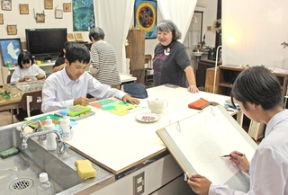 地域移行をきっかけにできた美術部で絵画を学ぶ中学生のきょうだい。近くの小学生たちが工作を楽しむ場にもなっている＝養父市大屋町加保、おおやアート村ビッグラボ