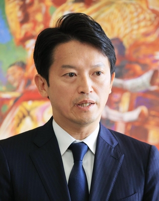 立花孝志容疑者が逮捕されたことを受け、報道陣の質問に答える斎藤元彦知事＝１０日午前、兵庫県庁（撮影・吉田敦史）