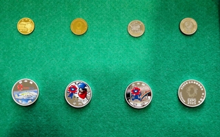 大阪・関西万博を記念して製造された金貨幣と銀貨幣＝大阪市北区天満１