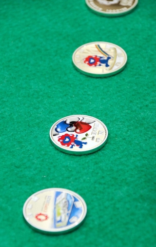 大阪・関西万博を記念して製造された貨幣＝大阪市北区天満１