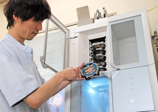 コンピューター利用製造システムを使って歯のかぶせ物を作れる最新機器＝加古川市別府町新野辺、クラフトデンタル
