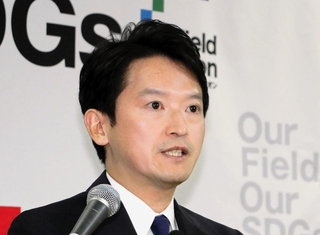 定例会見で話す斎藤元彦兵庫県知事＝１１日午前、県庁