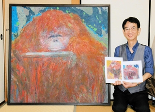 ボルネオオランウータン「ムム」の鋭いまなざしが印象的な作品を描いた日本画家の熱田守さん＝兵庫県稲美町