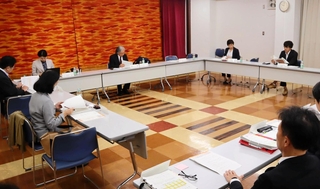 兵庫県内のいじめ対策について有識者が議論を交わした審議会＝神戸市中央区中山手通４、ひょうご共済会館