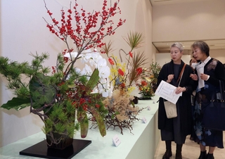 旬の花木が生けられ秋を感じさせる作品が並ぶ会場＝神戸市中央区明石町、大丸ミュージアム