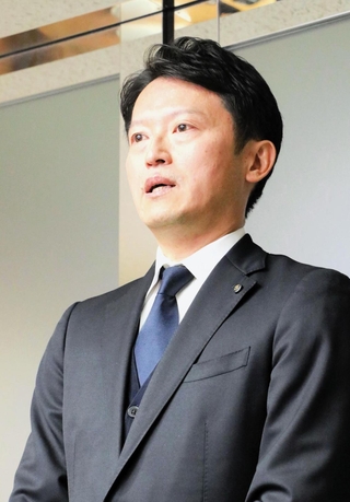 公選法違反容疑の不起訴処分を受けて報道陣の取材に応じる斎藤元彦兵庫県知事＝１３日午後、県庁