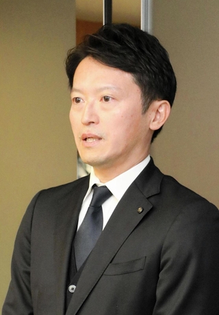 公選法違反容疑の不起訴処分を受けて報道陣の取材に応じる斎藤元彦兵庫県知事＝１３日午後、県庁