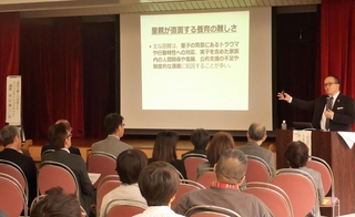 杉江健二さんの講演を聴く参加者ら＝明石市相生町２