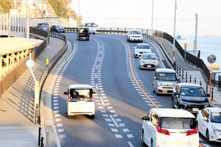 折り返し後に登場する塩屋の上り坂＝神戸市垂水区塩屋町１