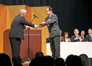 長年の活動を続けた保護司らを表彰した「兵庫県更生保護大会」＝西宮市六湛寺町