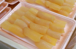 手作業でパック詰めされる無漂白の数の子＝西宮市鳴尾浜３