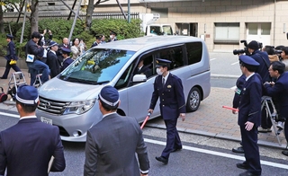 兵庫県警本部を出る立花孝志容疑者を乗せた警察車両＝１０日午前、神戸市中央区下山手通５