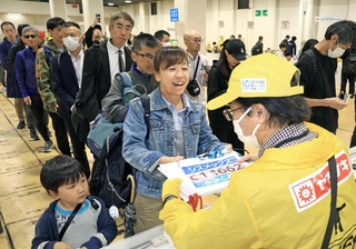 アスリートビブスを受け取る参加者＝１４日午後、神戸市中央区港島中町６（撮影・吉田敦史）