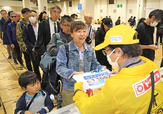 アスリートビブスを受け取る参加者＝１４日午後、神戸市中央区港島中町６（撮影・吉田敦史）